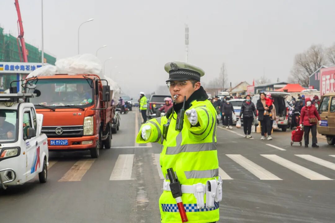 荣成市公安局：民警逢集必“赶”　强化巡逻防控 